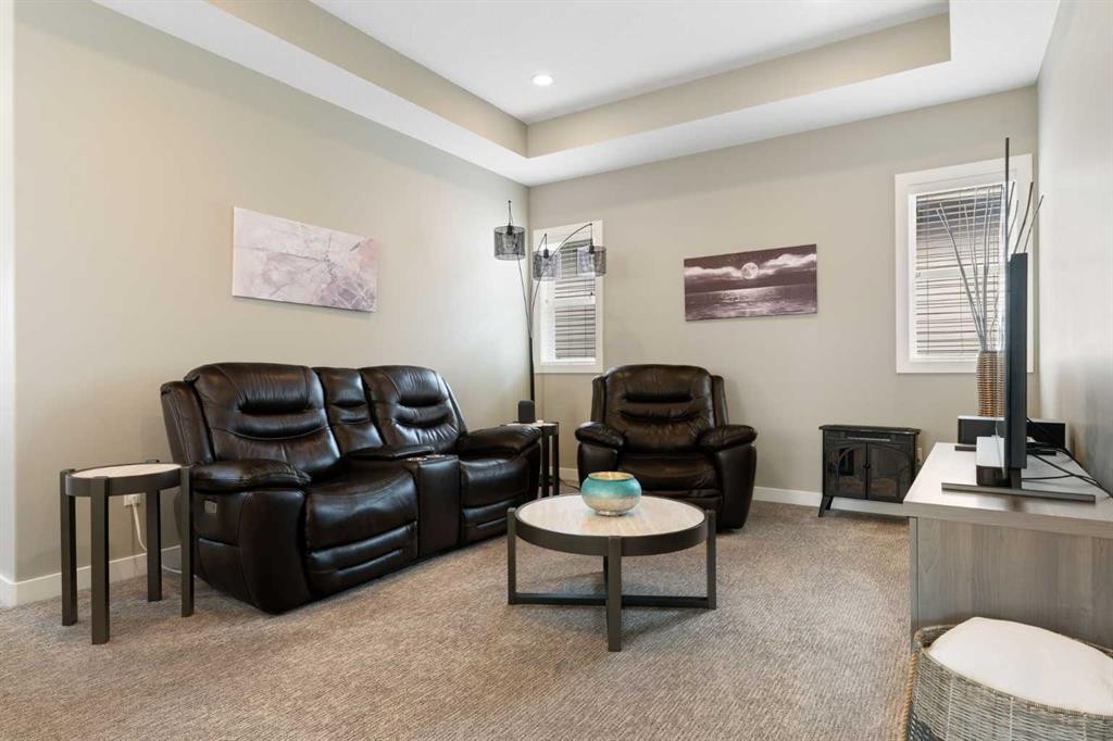 71 Sherview Grove Nw, Calgary, AB - Indoor Photo Showing Living Room