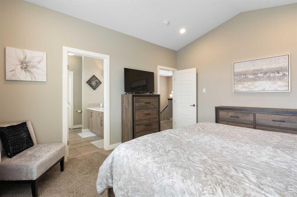 71 Sherview Grove Nw, Calgary, AB - Indoor Photo Showing Bedroom