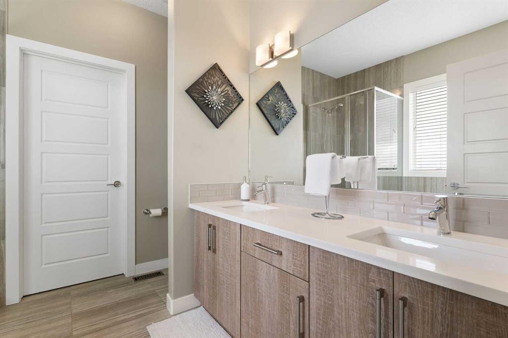 71 Sherview Grove Nw, Calgary, AB - Indoor Photo Showing Bathroom