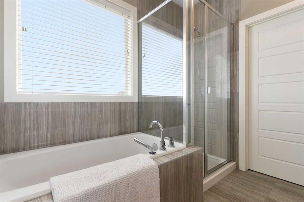 71 Sherview Grove Nw, Calgary, AB - Indoor Photo Showing Bathroom