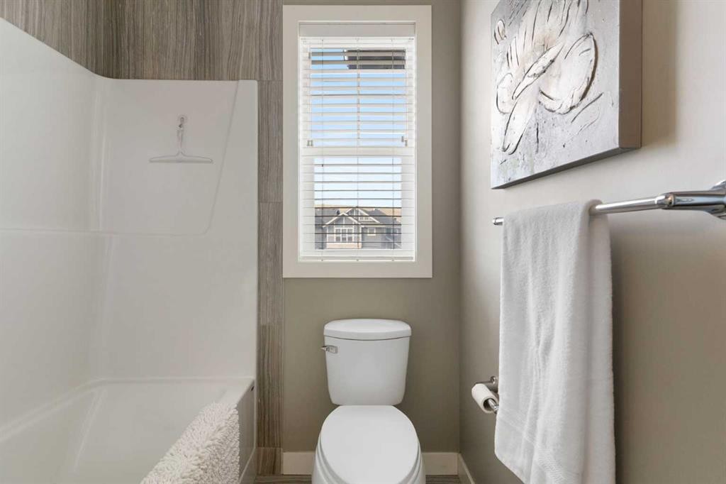 71 Sherview Grove Nw, Calgary, AB - Indoor Photo Showing Bathroom