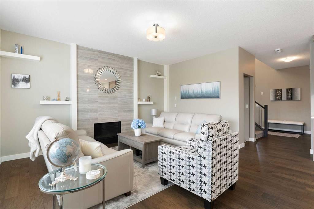 71 Sherview Grove Nw, Calgary, AB - Indoor Photo Showing Living Room