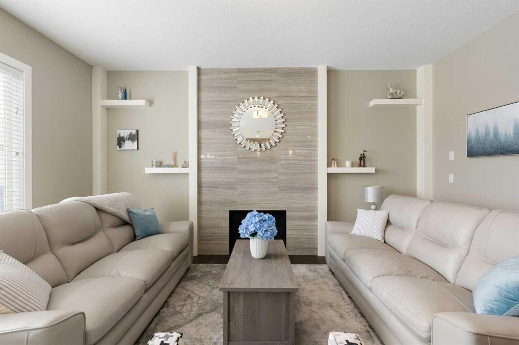 71 Sherview Grove Nw, Calgary, AB - Indoor Photo Showing Living Room