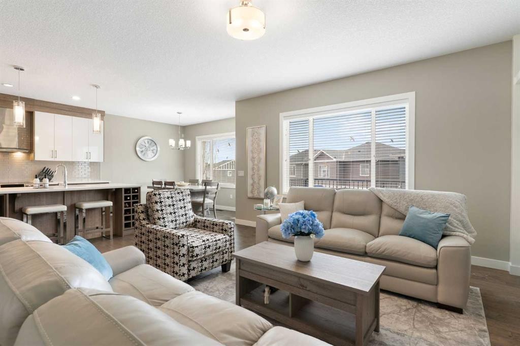 71 Sherview Grove Nw, Calgary, AB - Indoor Photo Showing Living Room