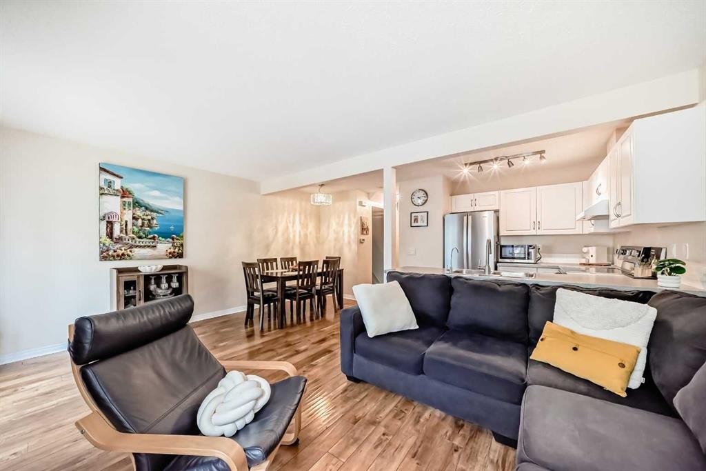 103 Everstone Place Sw, Calgary, AB - Indoor Photo Showing Living Room