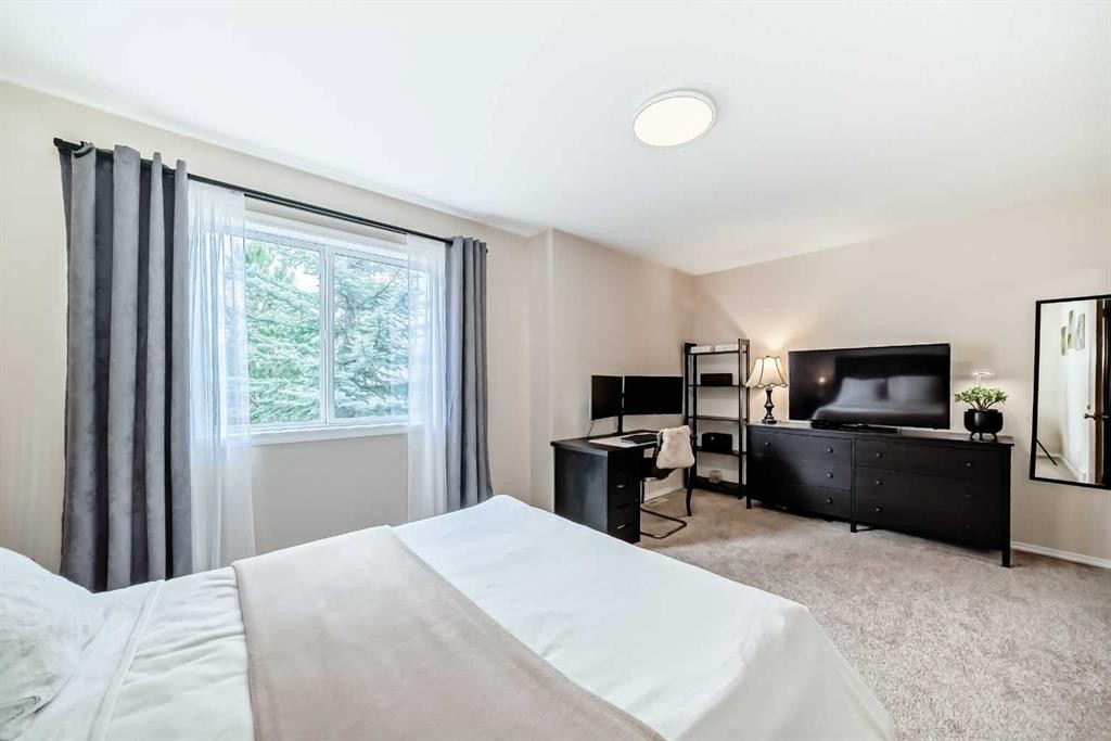 103 Everstone Place Sw, Calgary, AB - Indoor Photo Showing Bedroom