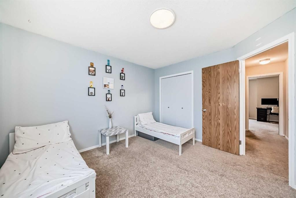 103 Everstone Place Sw, Calgary, AB - Indoor Photo Showing Bedroom