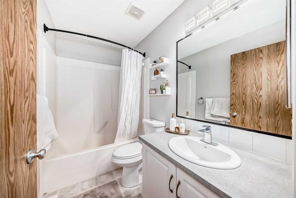 103 Everstone Place Sw, Calgary, AB - Indoor Photo Showing Bathroom