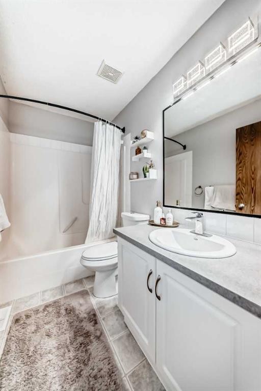 103 Everstone Place Sw, Calgary, AB - Indoor Photo Showing Bathroom
