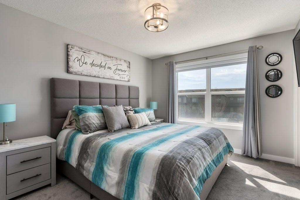 144 Wolf Willow Boulevard Se, Calgary, AB - Indoor Photo Showing Bedroom