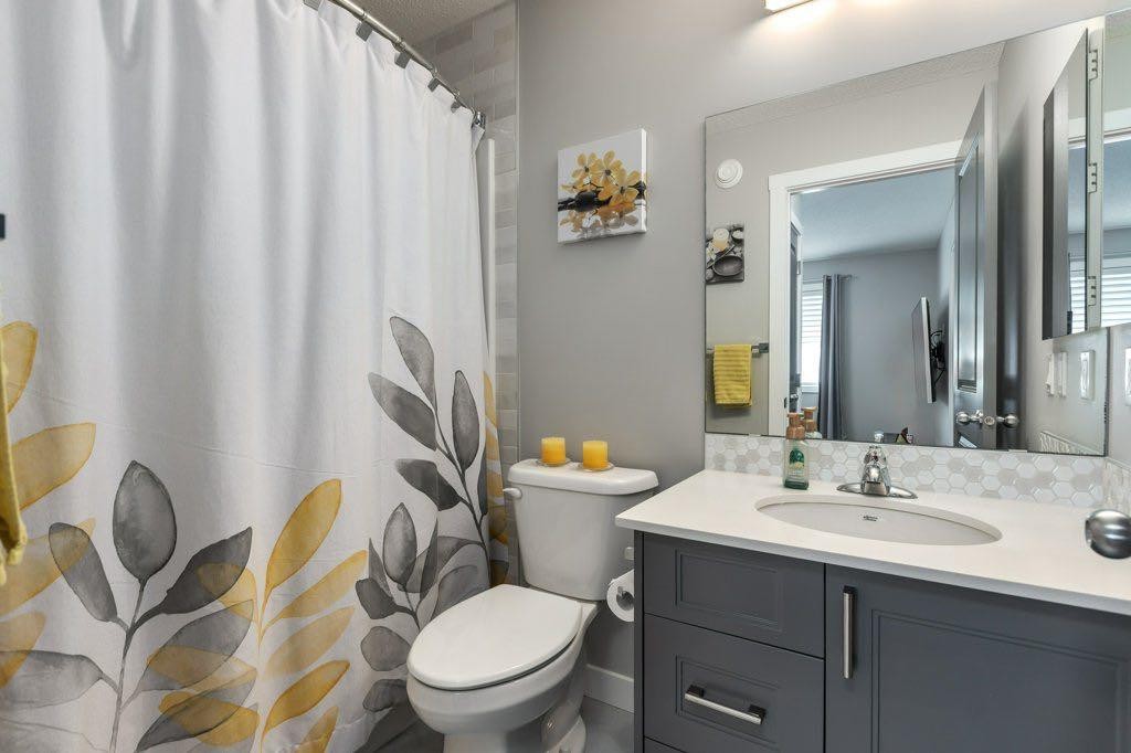144 Wolf Willow Boulevard Se, Calgary, AB - Indoor Photo Showing Bathroom