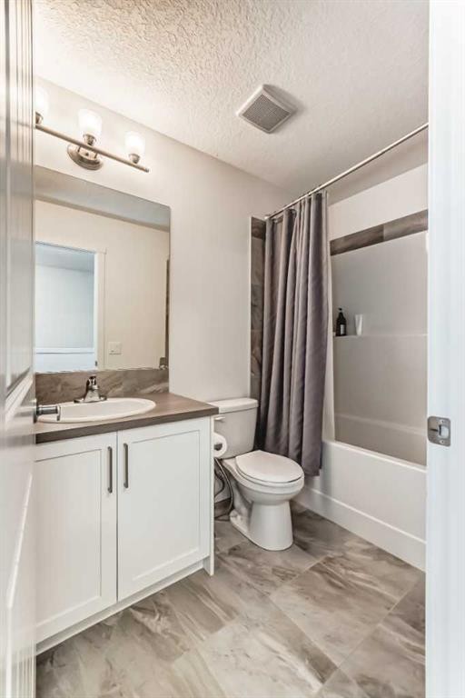 139 Legacy Point Se, Calgary, AB - Indoor Photo Showing Bathroom
