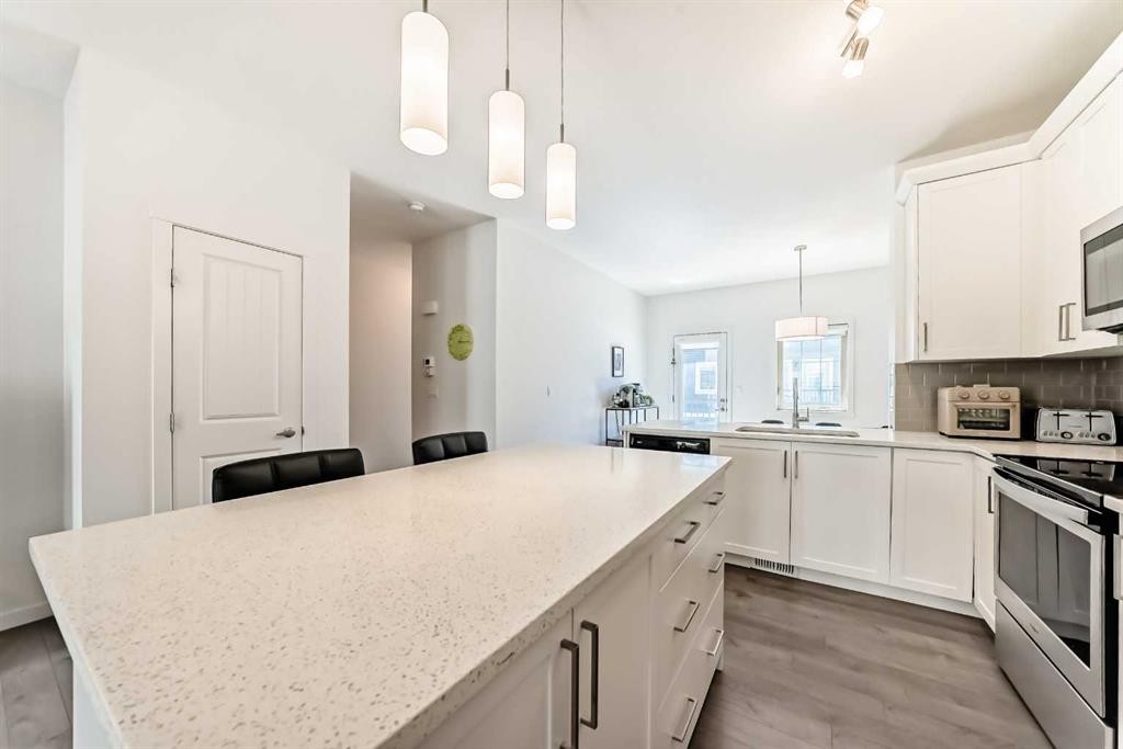 139 Legacy Point Se, Calgary, AB - Indoor Photo Showing Kitchen With Double Sink With Upgraded Kitchen