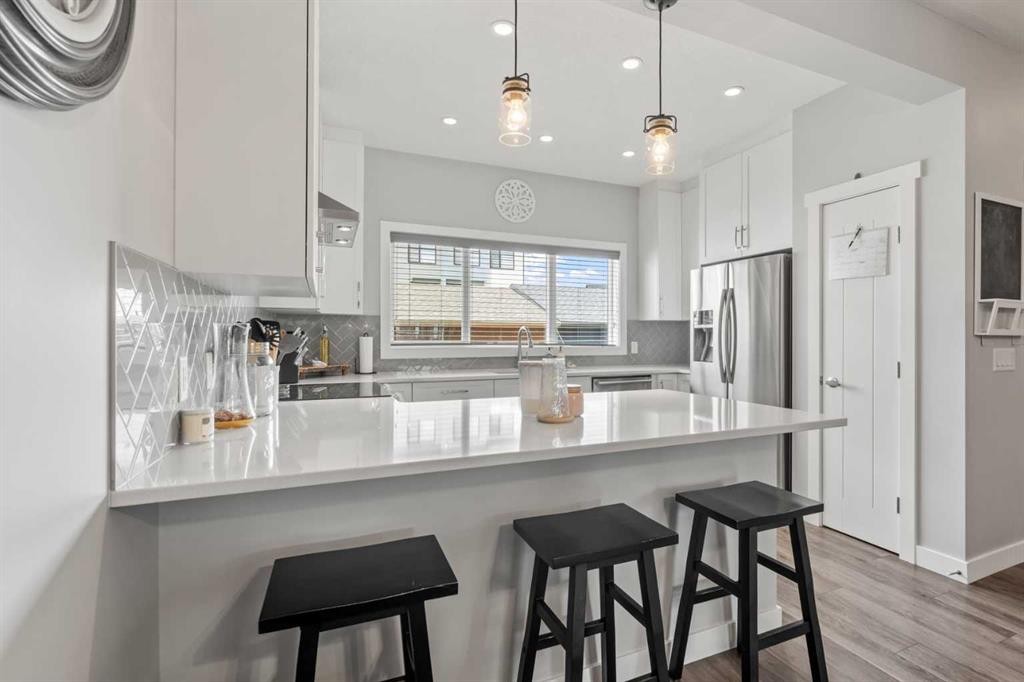 11 Masters Manor Se, Calgary, AB - Indoor Photo Showing Kitchen With Upgraded Kitchen