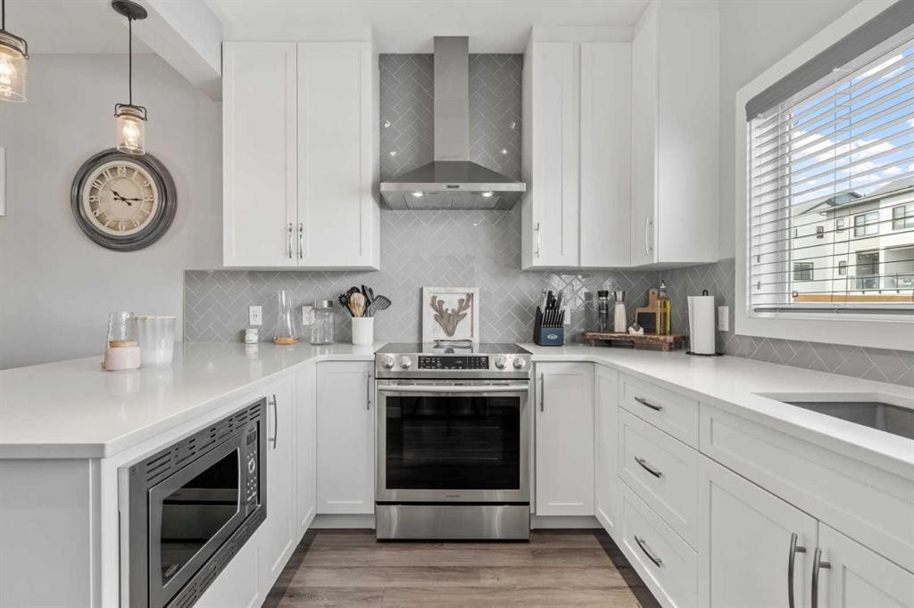 11 Masters Manor Se, Calgary, AB - Indoor Photo Showing Kitchen With Upgraded Kitchen