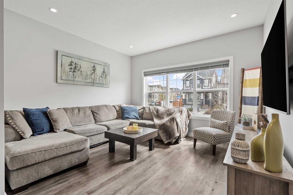 11 Masters Manor Se, Calgary, AB - Indoor Photo Showing Living Room