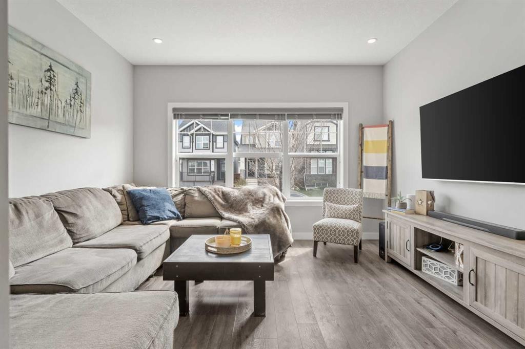 11 Masters Manor Se, Calgary, AB - Indoor Photo Showing Living Room