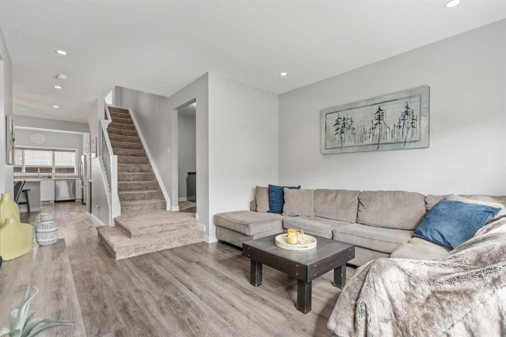 11 Masters Manor Se, Calgary, AB - Indoor Photo Showing Living Room