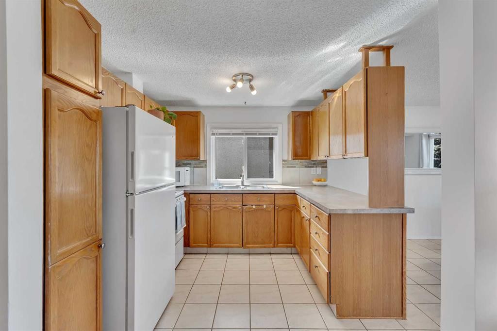 910 16A Street Ne, Calgary, AB - Indoor Photo Showing Kitchen