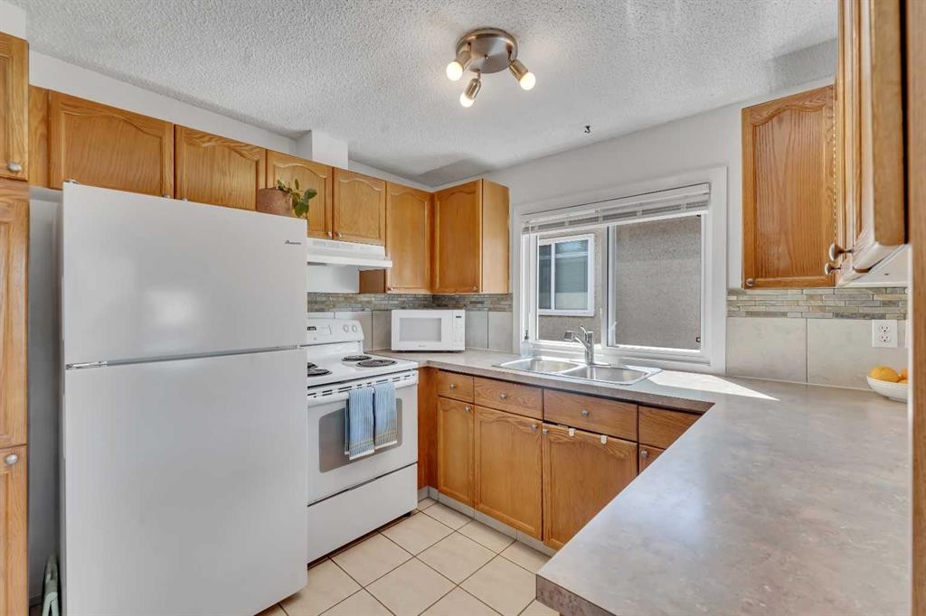 910 16A Street Ne, Calgary, AB - Indoor Photo Showing Kitchen With Double Sink