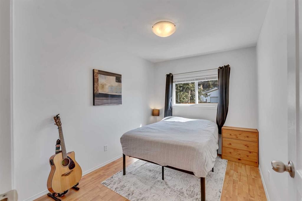 910 16A Street Ne, Calgary, AB - Indoor Photo Showing Bedroom