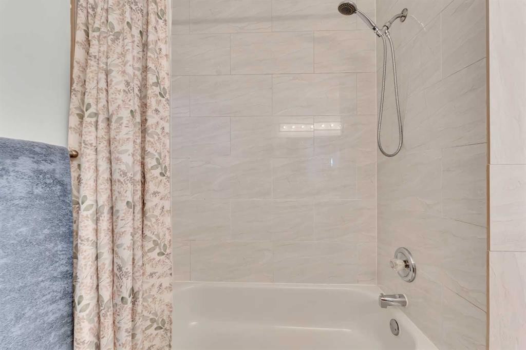 910 16A Street Ne, Calgary, AB - Indoor Photo Showing Bathroom