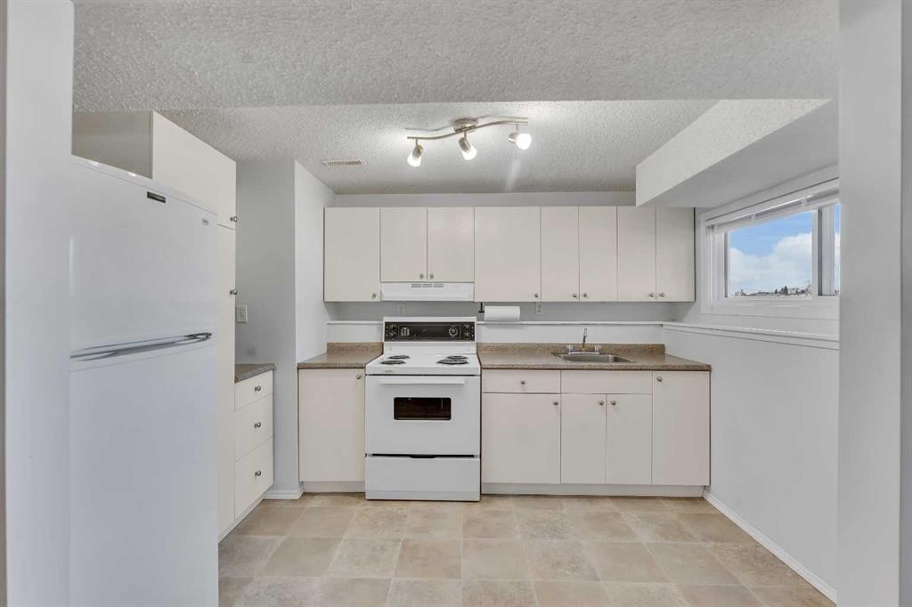 910 16A Street Ne, Calgary, AB - Indoor Photo Showing Kitchen
