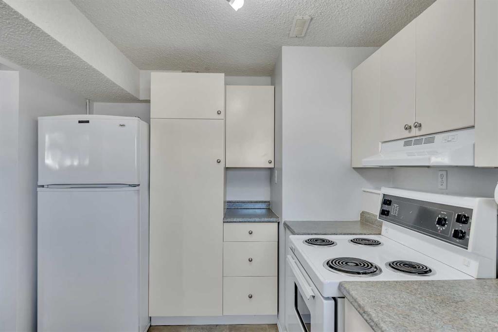 910 16A Street Ne, Calgary, AB - Indoor Photo Showing Kitchen