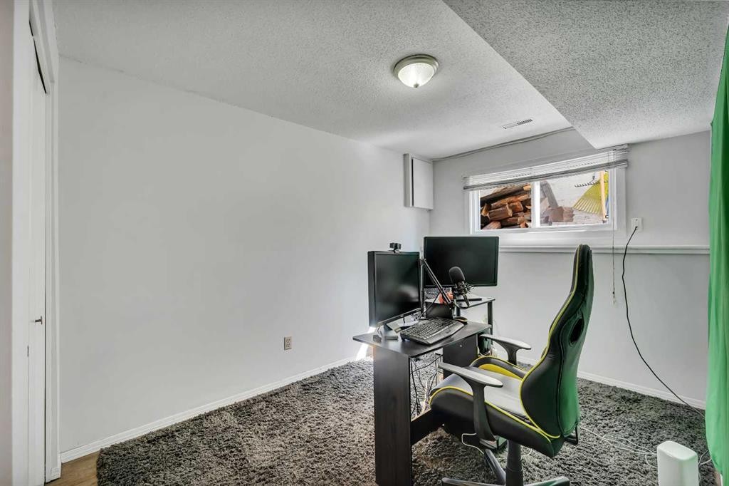 910 16A Street Ne, Calgary, AB - Indoor Photo Showing Office