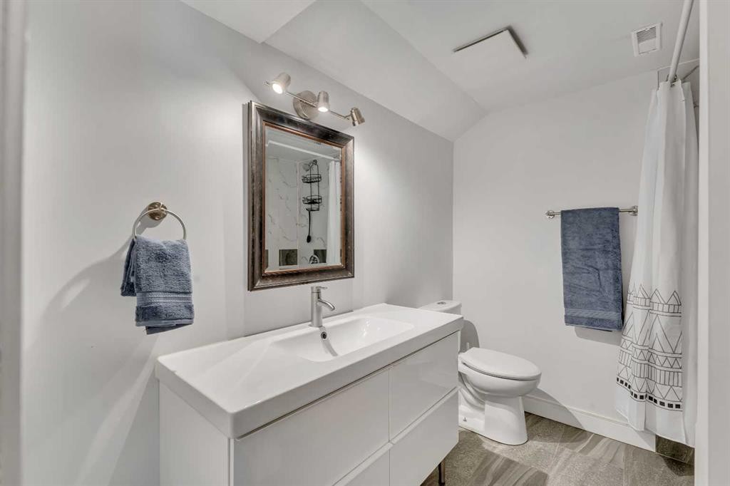 910 16A Street Ne, Calgary, AB - Indoor Photo Showing Bathroom