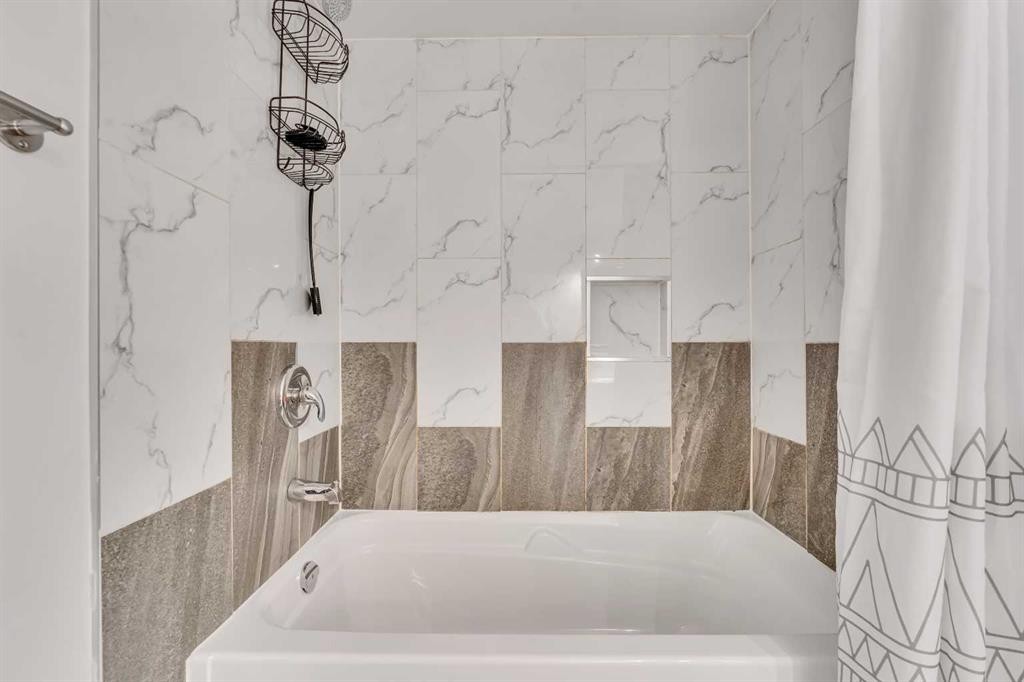 910 16A Street Ne, Calgary, AB - Indoor Photo Showing Bathroom