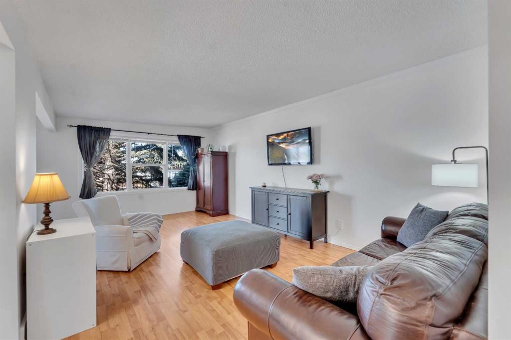 910 16A Street Ne, Calgary, AB - Indoor Photo Showing Living Room