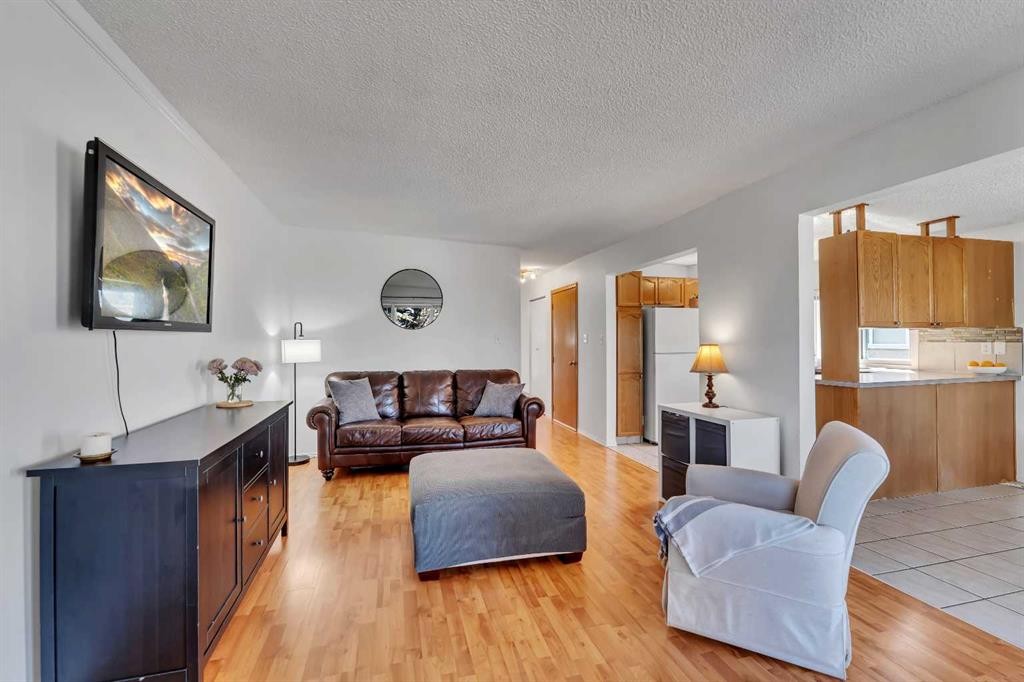 910 16A Street Ne, Calgary, AB - Indoor Photo Showing Living Room