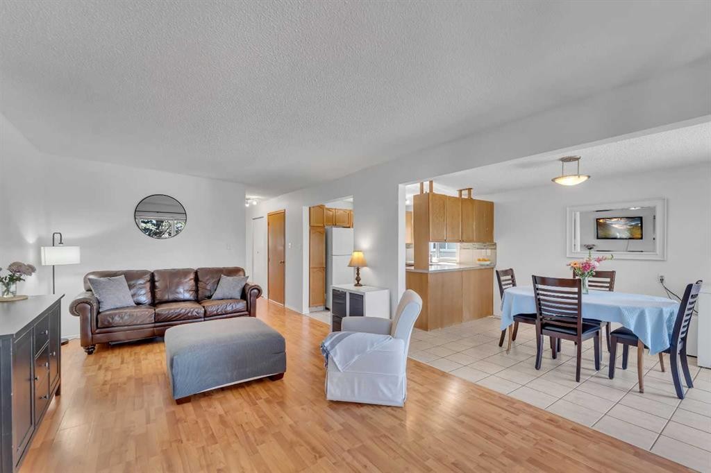 910 16A Street Ne, Calgary, AB - Indoor Photo Showing Living Room