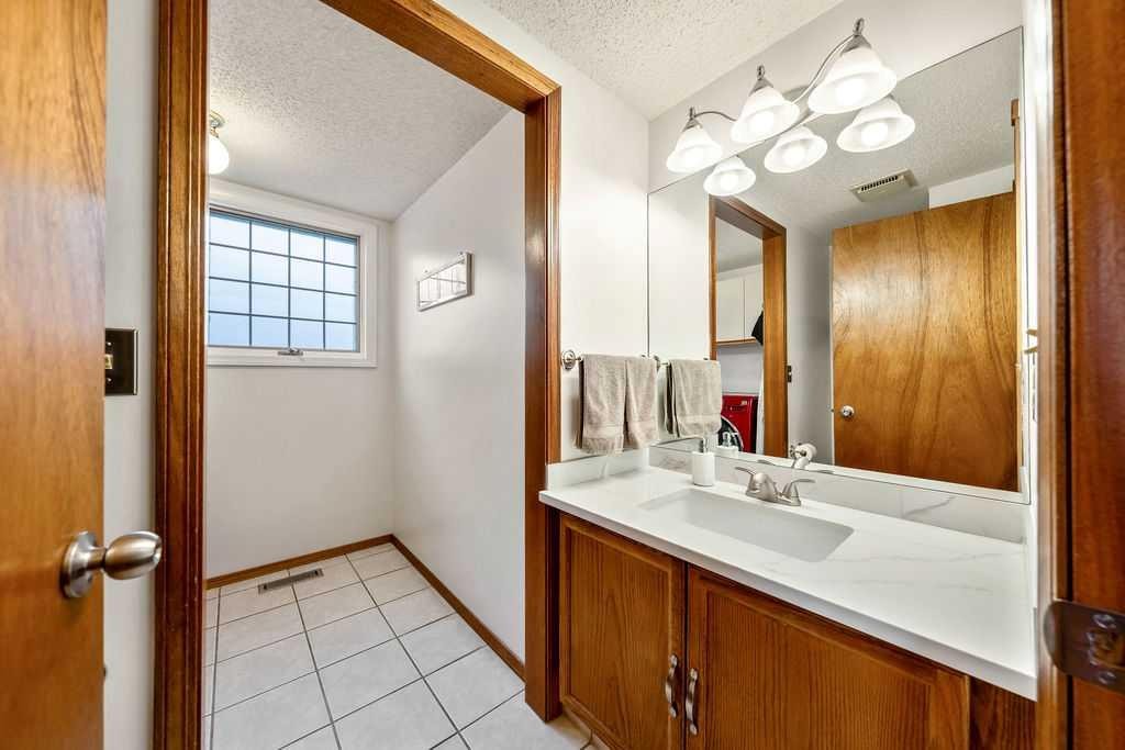 5019 Norris Road Nw, Calgary, AB - Indoor Photo Showing Bathroom