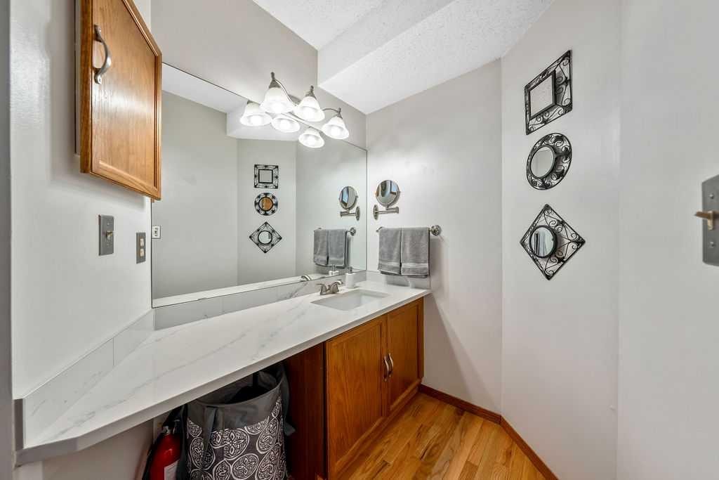 5019 Norris Road Nw, Calgary, AB - Indoor Photo Showing Bathroom