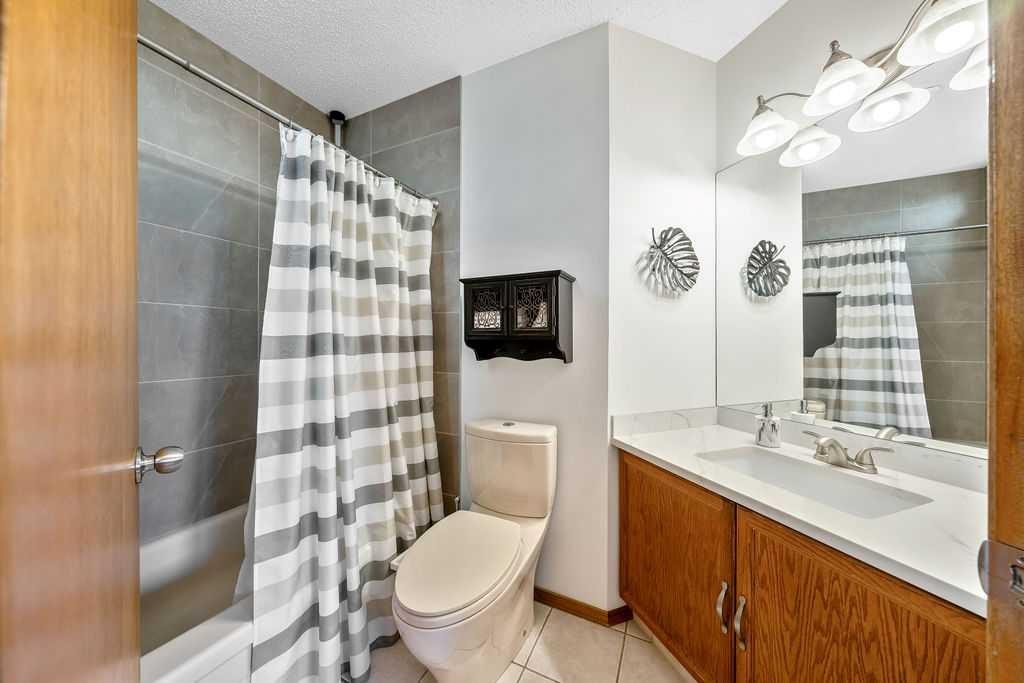 5019 Norris Road Nw, Calgary, AB - Indoor Photo Showing Bathroom