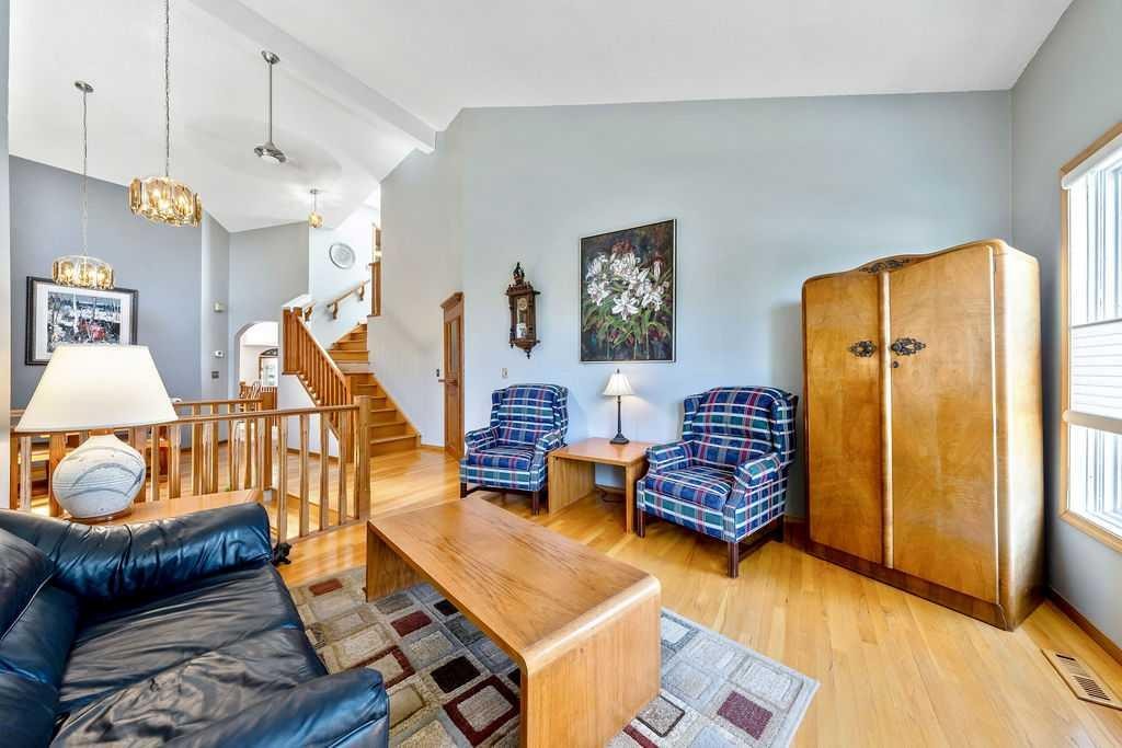 5019 Norris Road Nw, Calgary, AB - Indoor Photo Showing Living Room