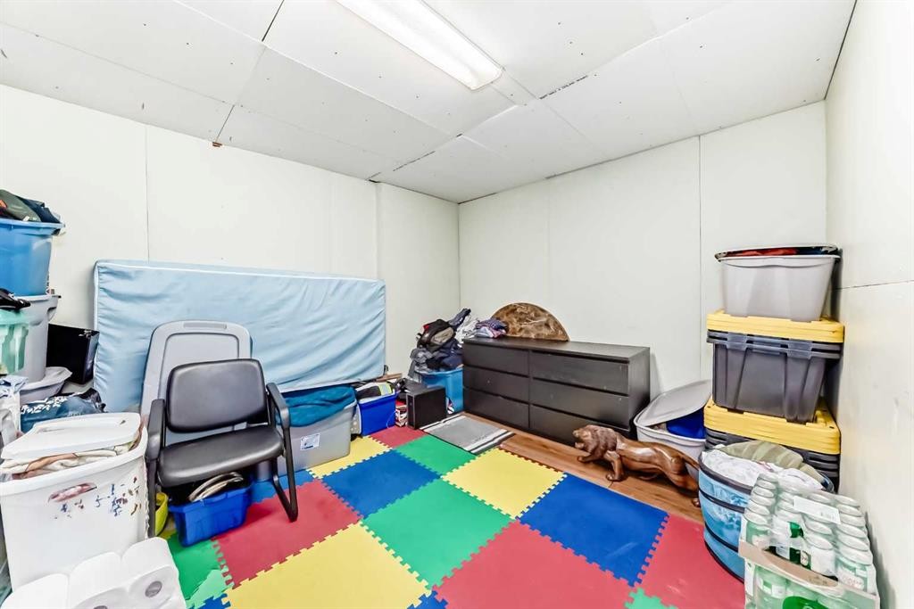 4821 60 Street Ne, Calgary, AB - Indoor