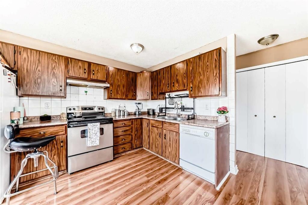 4821 60 Street Ne, Calgary, AB - Indoor Photo Showing Kitchen With Double Sink