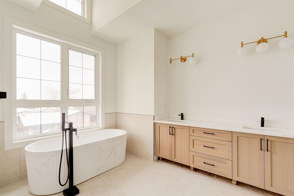 2447 29 Sw, Calgary, AB - Indoor Photo Showing Bathroom