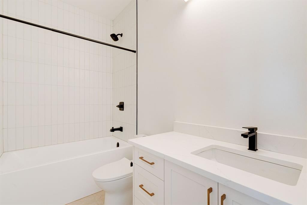 2447 29 Sw, Calgary, AB - Indoor Photo Showing Bathroom