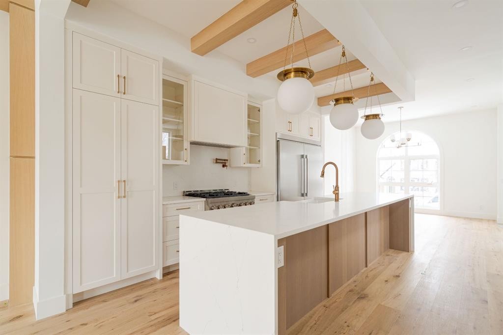2447 29 Sw, Calgary, AB - Indoor Photo Showing Kitchen With Upgraded Kitchen