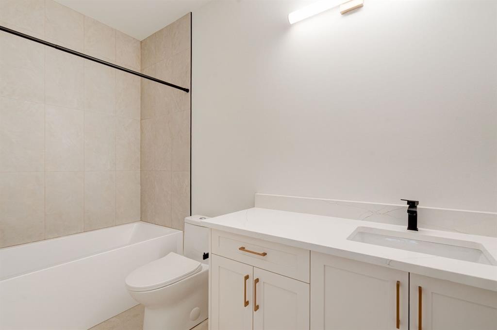 2447 29 Sw, Calgary, AB - Indoor Photo Showing Bathroom