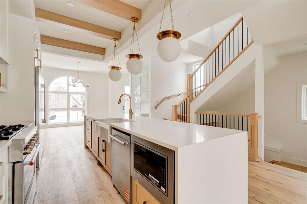 2447 29 Sw, Calgary, AB - Indoor Photo Showing Kitchen With Upgraded Kitchen