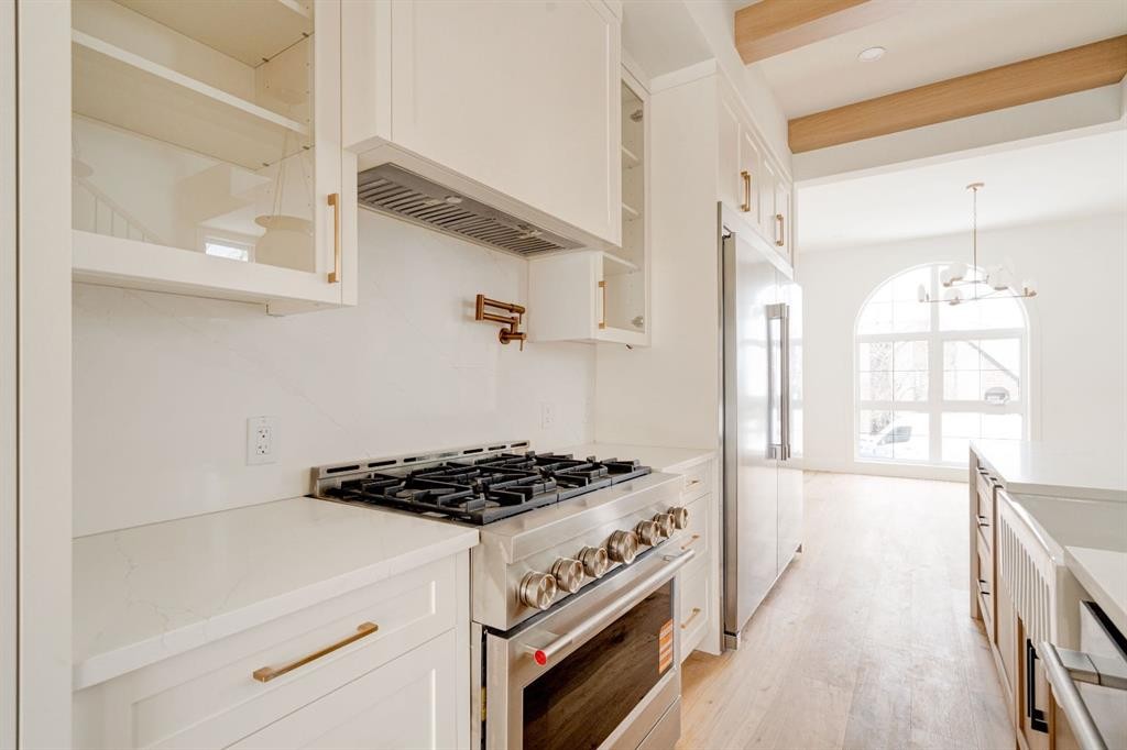 2447 29 Sw, Calgary, AB - Indoor Photo Showing Kitchen With Upgraded Kitchen