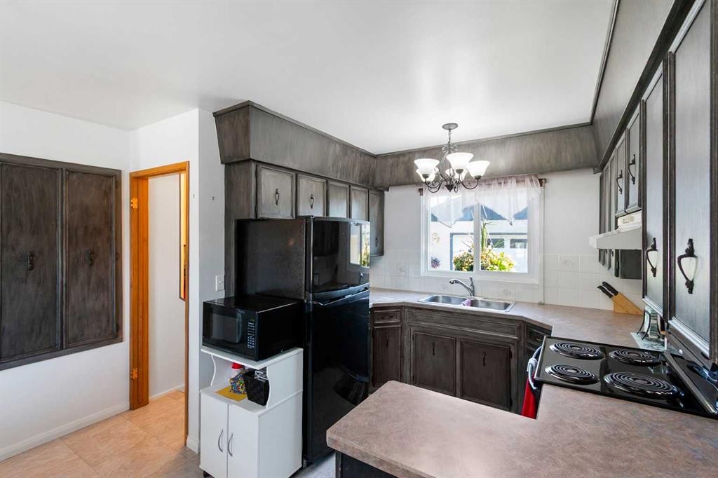 4417 55 Avenue, Olds, AB - Indoor Photo Showing Kitchen With Double Sink