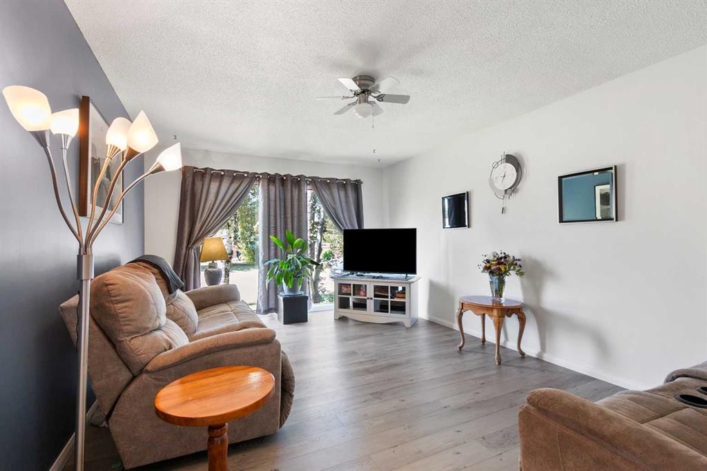4417 55 Avenue, Olds, AB - Indoor Photo Showing Living Room