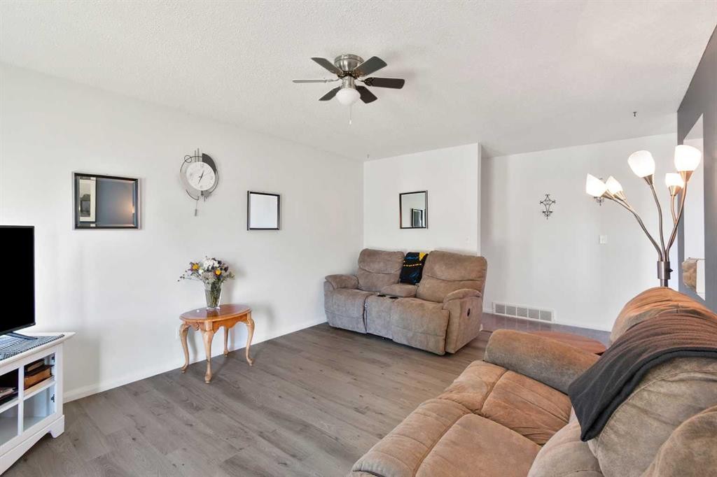 4417 55 Avenue, Olds, AB - Indoor Photo Showing Living Room