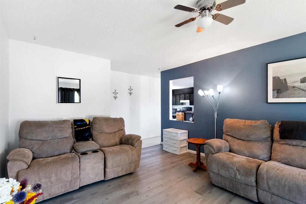 4417 55 Avenue, Olds, AB - Indoor Photo Showing Living Room